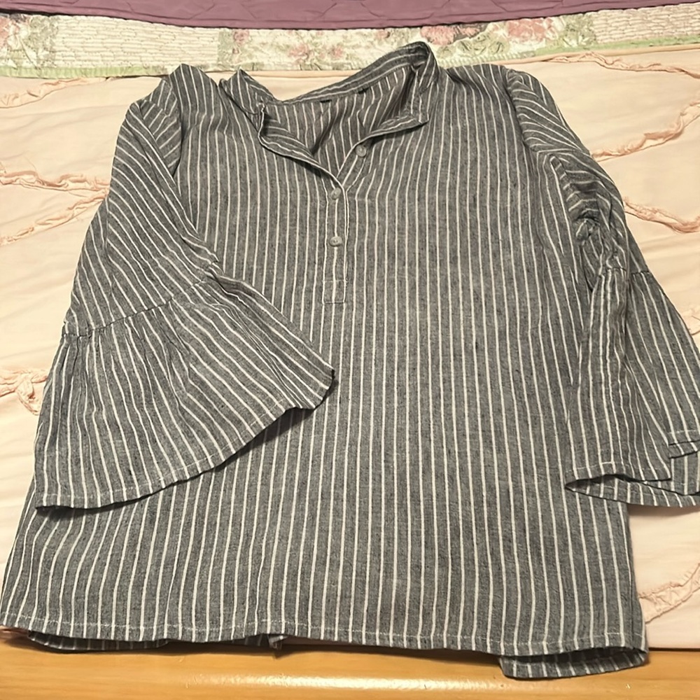 Gray & white striped 3/4 sleeve blouse